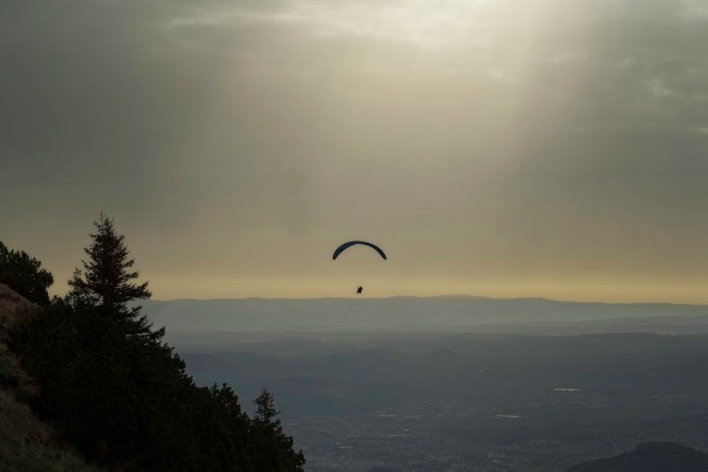 Vue matinale depuis le Puy de Dôme avec un parapentiste